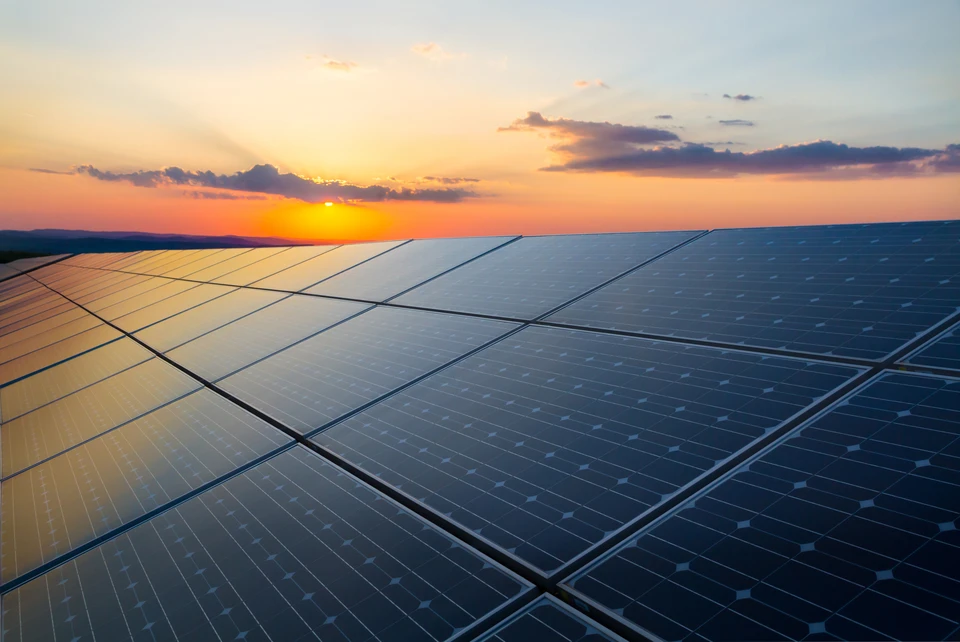 panneaux solaires sur un toit d'entreprise