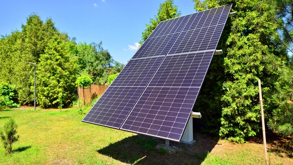 Rayons de soleil sur une centrale photovoltaïque