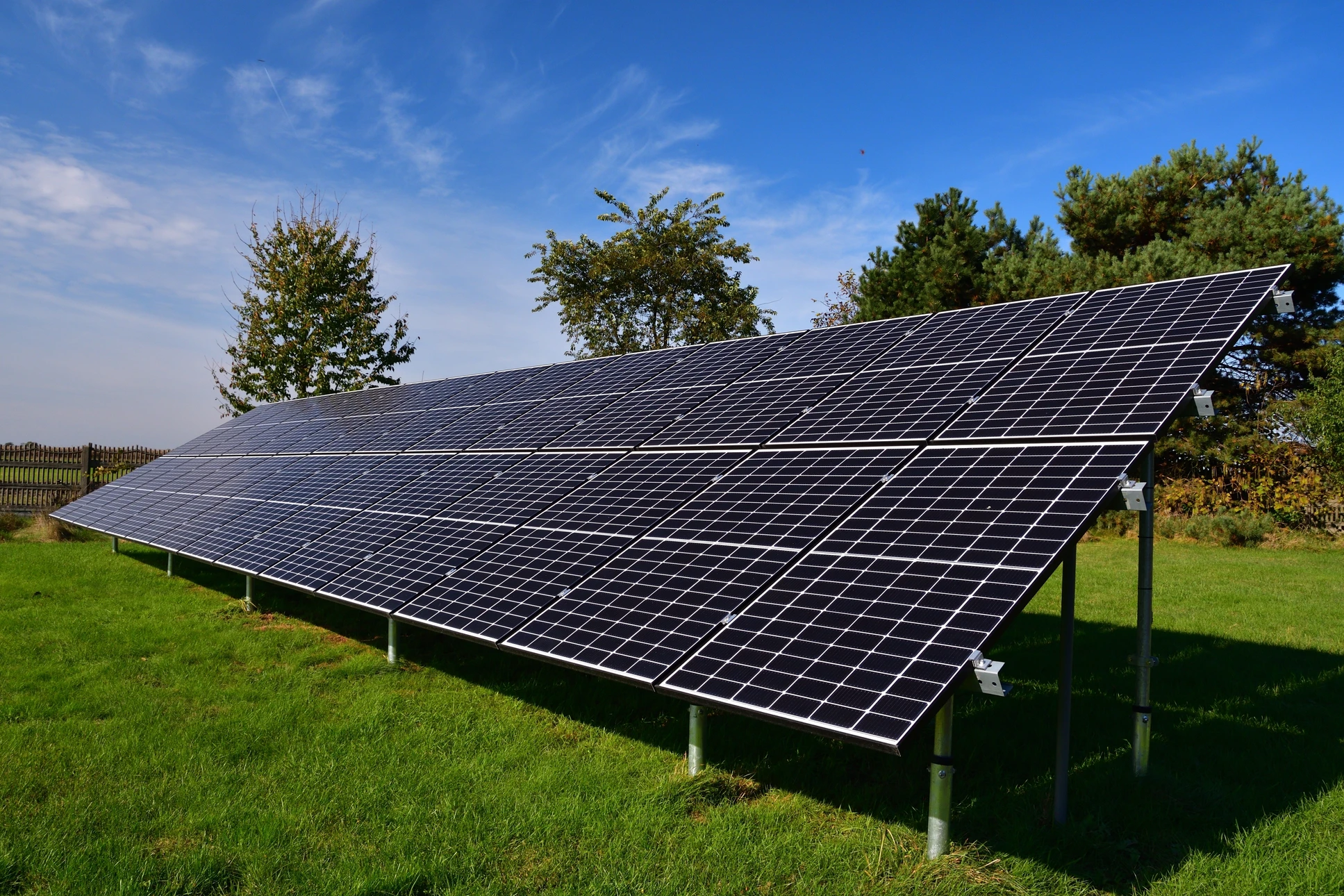 Toiture industrielle couverte de panneaux solaires photovoltaïques monocristallins noirs, vue aérienne en perspective centrale