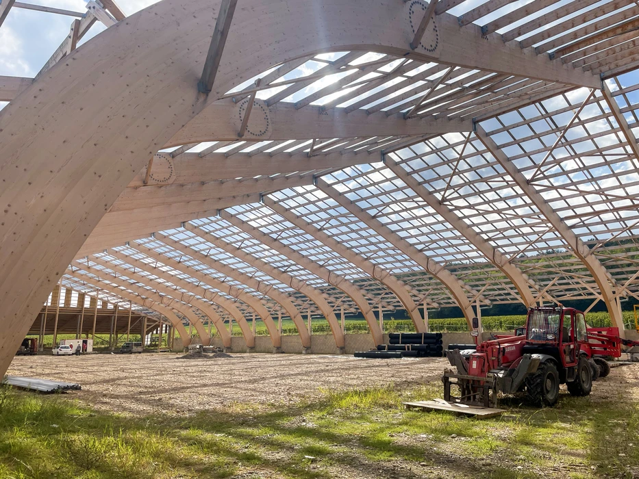 Technicien installant des panneaux solaires photovoltaïques sur toiture résidentielle par temps ensoleillé