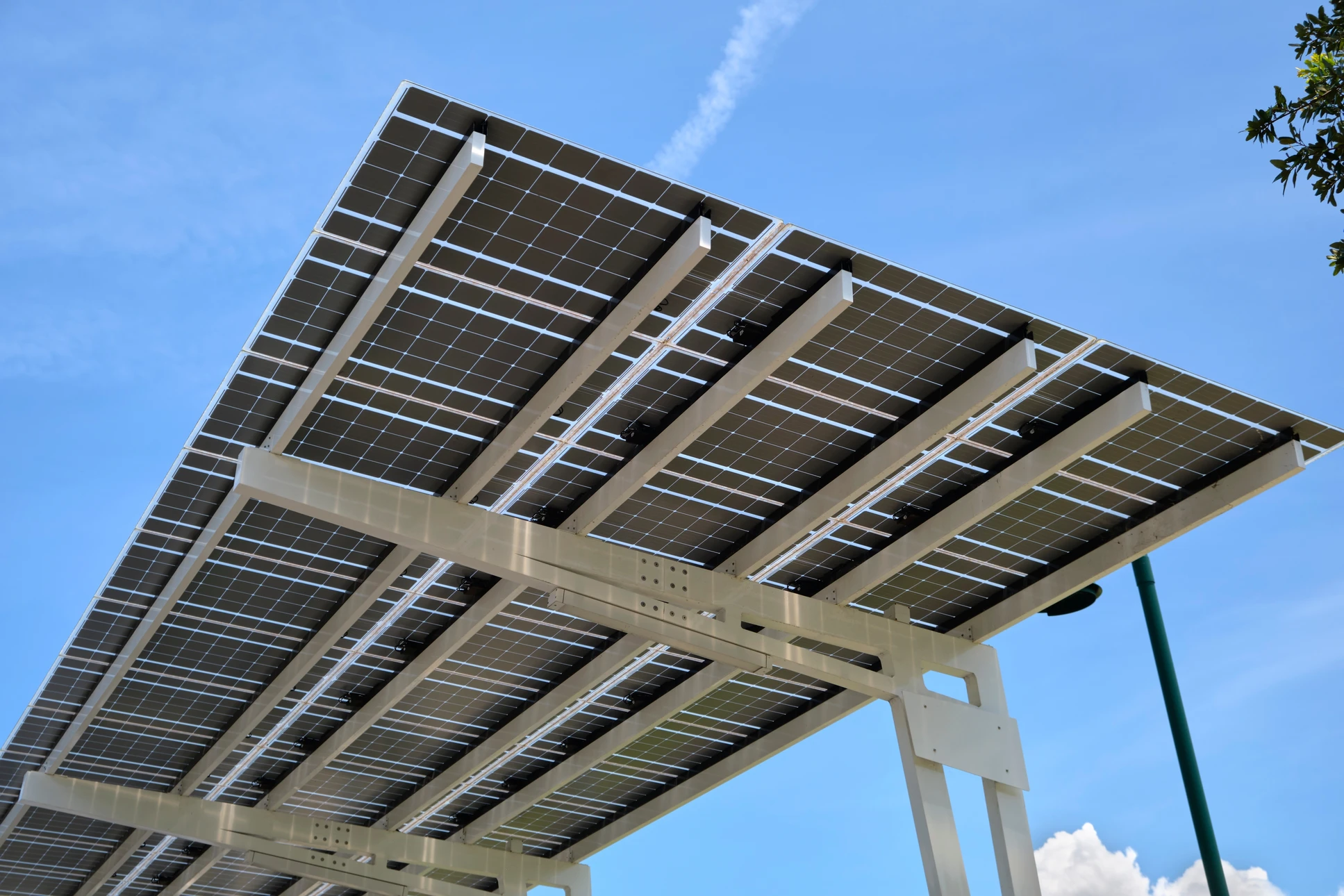 Toiture industrielle couverte de panneaux solaires photovoltaïques monocristallins noirs, vue aérienne en perspective centrale