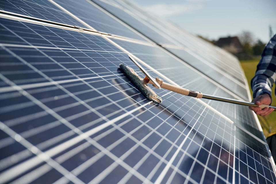 Photographie d'une grande installation de panneaux photovoltaïques sur une toiture plate de bâtiment commercial ou industriel, avec une surface d'installation étendue visible, montrant la robustesse et l'envergure de tels projets professionnels.