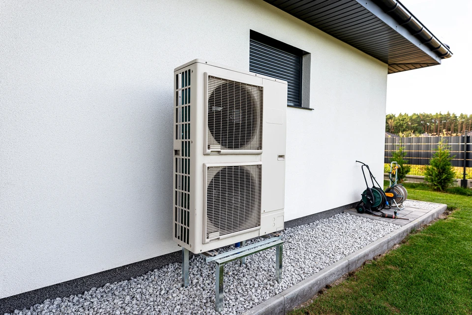 Un technicien de climatisation et une partie de la préparation de l'installation d'un nouveau climatiseur